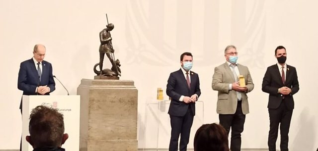 Els responsables del Gremi, al costat del president de la Generalitat, Pere Aragonès, en el lliurament del premi