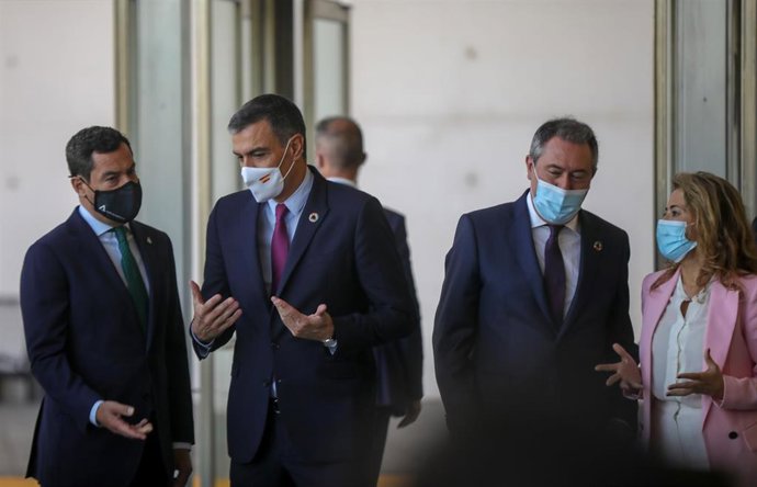 Archivo - El presidente del Gobierno, Pedro Sánchez (2i), junto con el presidente de la Junta, Juanma Moreno (1i); len una imagen de archivo.