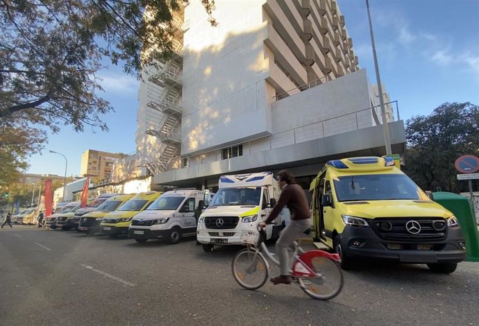 Zona de exposición de ambulancias y vehículos de emergencias en la zona exterior del Hotel Meliá Sevilla, sede del Encuentro de Urgencias y Transporte Sanitario