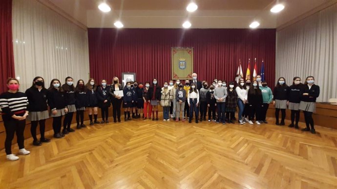 El alcalde de Logroño entrega los premios del 43 Concurso de redacción sobre la Constitución