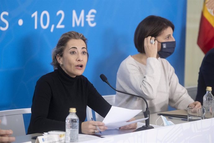 La ministra de Transportes, Movilidad y Agenda Urbana, Raquel Sánchez (i), durante el acto de firma de los acuerdos del Plan de Vivienda para Áreas de Regeneración y Renovación Urbana y Rural con distintos municipios gallegos, en la Cidade de la Cultura