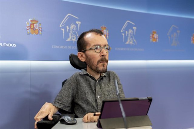 Archivo - El portavoz de Unidas Podemos, Pablo Echenique, interviene en una rueda de prensa anterior a una Junta de Portavoces en el Congreso de los Diputados, a 26 de octubre de 2021, en Madrid, (España).