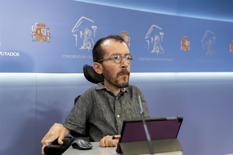Archivo - El portavoz de Unidas Podemos, Pablo Echenique, interviene en una rueda de prensa anterior a una Junta de Portavoces en el Congreso de los Diputados, a 26 de octubre de 2021, en Madrid, (España).