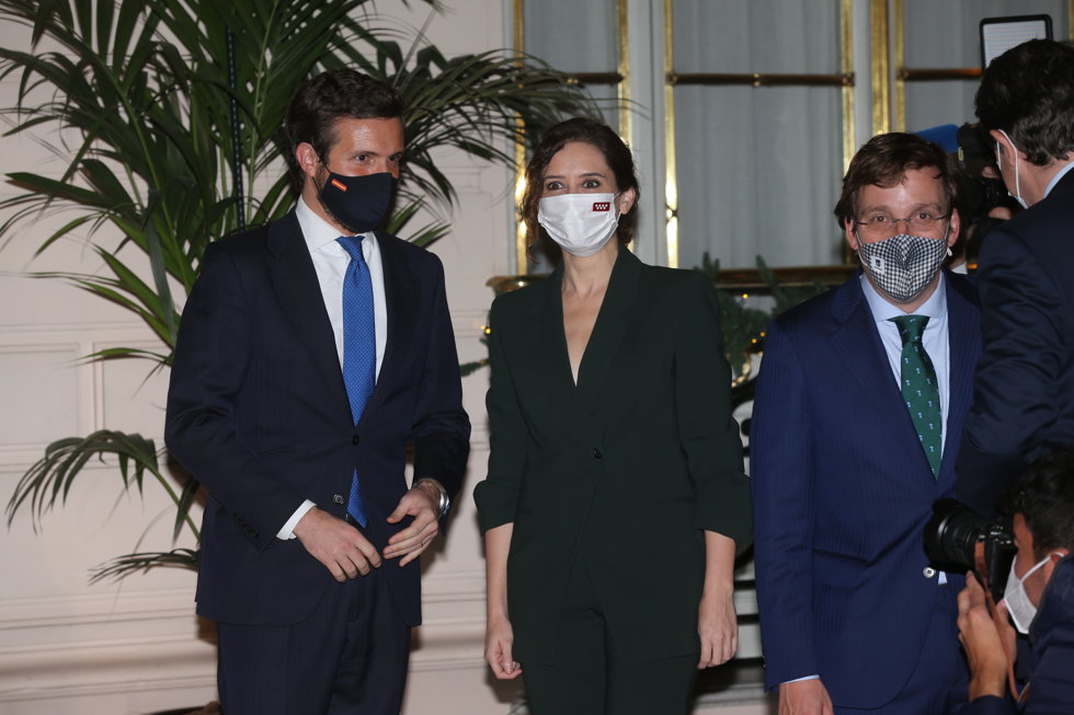 Pablo Casado ; la presidenta de la Comunidad de Madrid, Isabel Díaz Ayuso, y el alcalde de Madrid y portavoz nacional del PP, José Luis Martínez-Almeida, a su llegada a la presentación del libro de Mariano Rajoy,