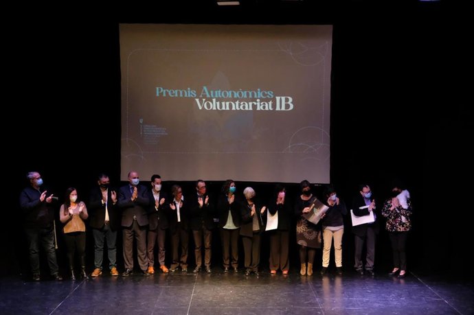 El conseller Yllanes con los premiados.