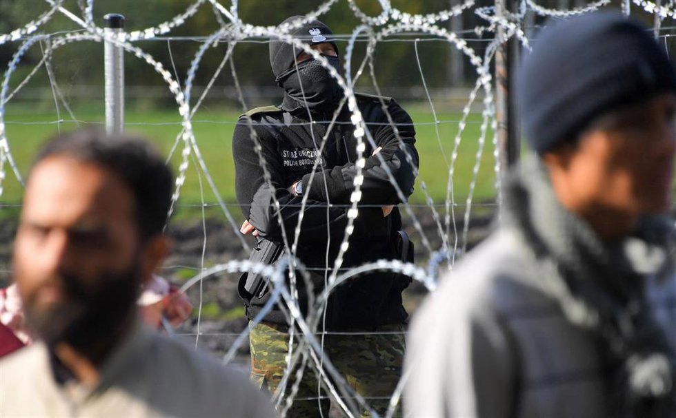 Archivo - Migrantes en la frontera entre Bielorrusia y Polonia