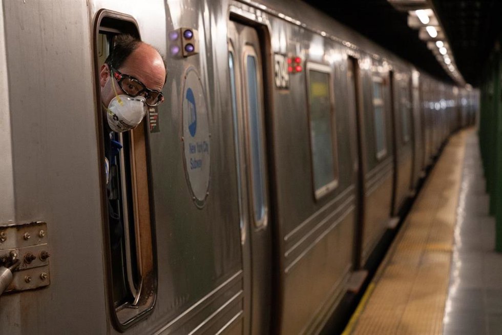 Archivo - Un pasajero del tren de Nueva York