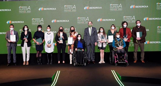 Foto de familia de los proyectos premiados en los Premios Iberdrola SuperA