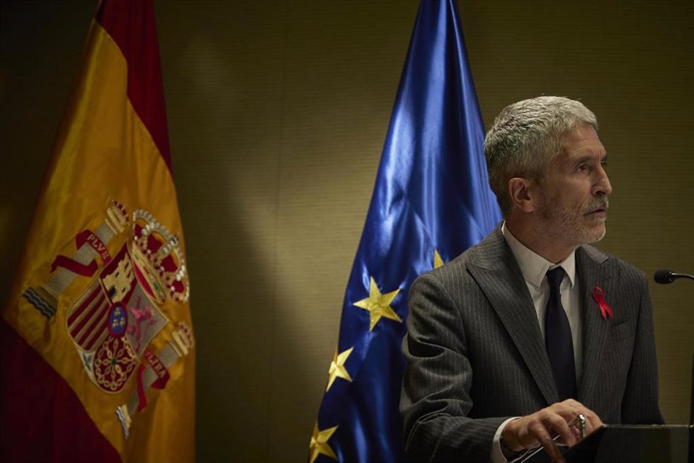 El ministro del Interior, Fernando Grande-Marlaska, interviene en el acto de entrega de las medallas al Mérito de la Seguridad Vial de 2021, en la sede del Ministerio, a 1 de diciembre de 2021, en Madrid (España). Estos premios se conceden a personas o 