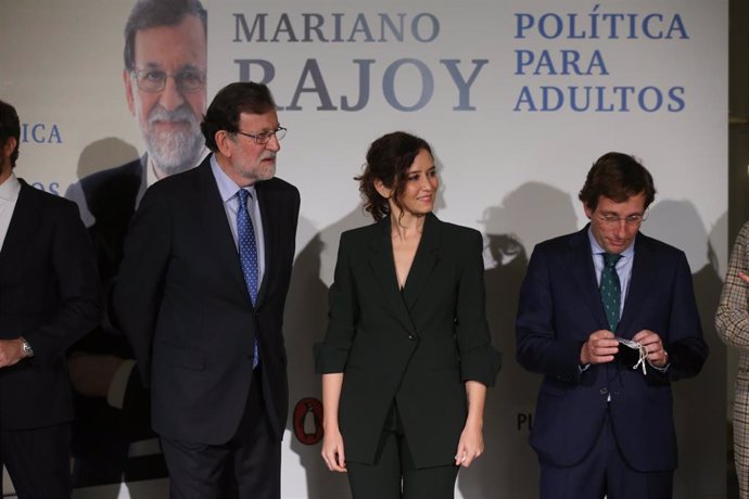El expresidente del Gobierno Mariano Rajoy; la presidenta de la Comunidad de Madrid, Isabel Díaz Ayuso, y el alcalde de Madrid, José Luis Martínez-Almeida, posan durante la presentación del libro La política para adultos' de Rajoy.