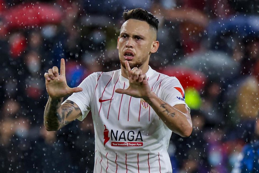 Lucas Ocampos celebrando un gol con el Sevilla