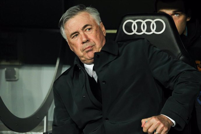 Carlo Ancelotti, sentado en el baquillo del Santiago Bernabéu