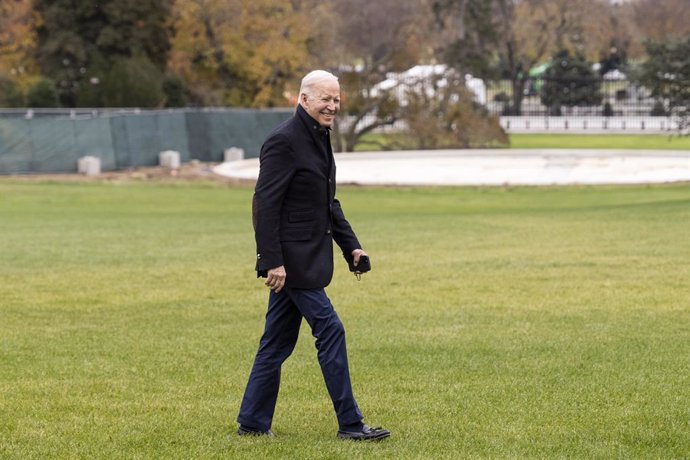 21 November 2021, US, Washington: US President Joe Biden walks across the South Lawn towards the Oval Office after returning to the White House via Marine One. Photo: Michael Brochstein/ZUMA Press Wire/dpa