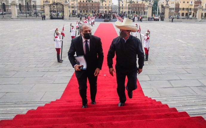 El presidente de Perú, Pedro Castillo (d), junto con el secretario general de la Organización de Estados Americanos, Luis Almagro (i), durante una visita de este segundo a Lima, capital de Perú