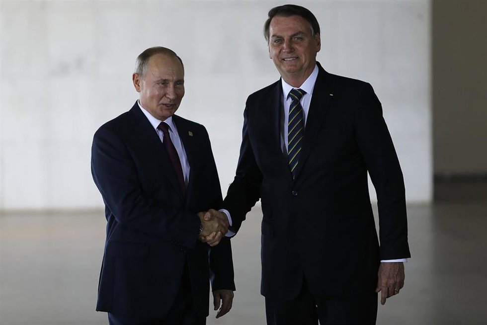 Archivo - Imagen de archivo del presidente de Rusia, Vladimir Putin (i), y el de Brasil, Jair Bolsonaro (d).