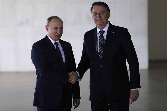 Archivo - El presidente de Rusia, Vladimir Putin, y el de Brasil, Jair Bolsonaro, durante la cumbre de los BRICS celebrada en 2019 en Brasilia.