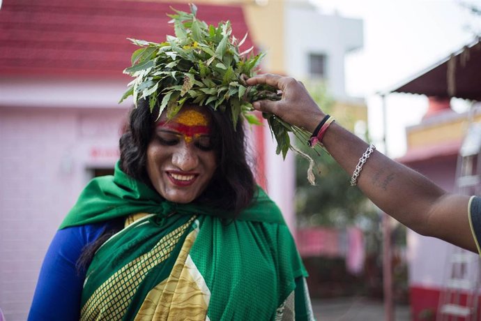 Archivo - Persona transgénero, o hijra, como se las conoce en India y Bangladesh.