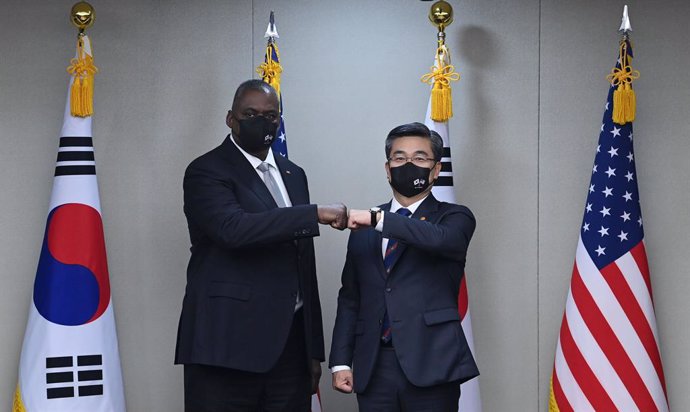 02 December 2021, South Korea, Seoul: South Korean Defence Minister Suh Wook (R) and his US counterpart Lloyd Austin pose for a photo ahead of the 53rd Security Consultative Meeting (SCM) at the defence ministry. Photo: -/Pool/YNA/dpa