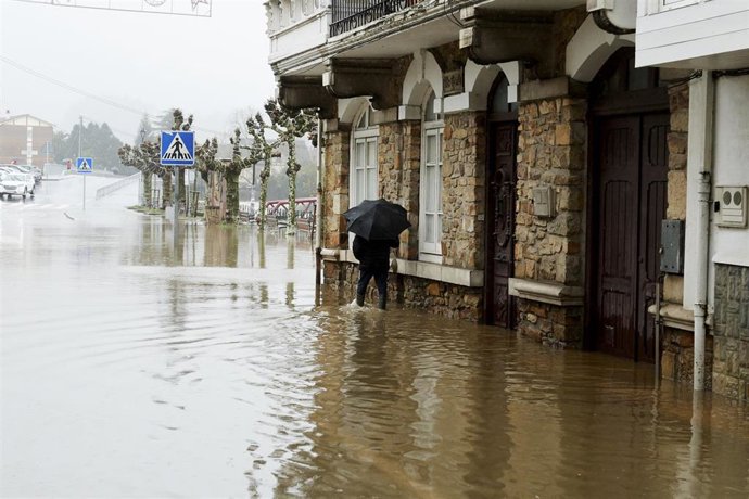 Un hombre camina por una vía inundada debido a las fuertes lluvias registradas, a 29 de noviembre de 2021, en Ampuero, Cantabria, (España). La borrasca Arwen ha dejado lluvia constante durante días y grandes nevadas en el norte de la Península. Cantabri