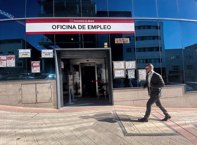 Archivo - Una oficina del Servicio Público de Empleo Estatal (SEPE), a 28 de octubre de 2021, en Madrid (España). El paro bajó en 127.100 personas en el tercer trimestre del año, lo que supone un 3,6% menos que en el trimestre anterior. Se trata de su m