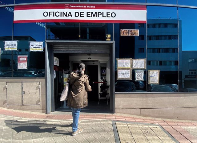 Archivo - Una oficina del Servicio Público de Empleo Estatal (SEPE), a 28 de octubre de 2021, en Madrid (España). El paro bajó en 127.100 personas en el tercer trimestre del año, lo que supone un 3,6% menos que en el trimestre anterior. Se trata de su may