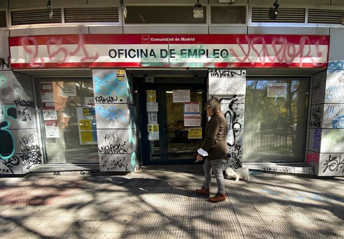 Una persona pasa por delante una Oficina de Empleo ubicada en la capital, a 3 de noviembre de 2021, en Madrid, (España). El número de parados registrados en las oficinas de los servicios públicos de empleo (antiguo Inem) ha bajado en 734 desempleados en
