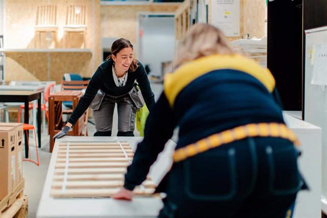Archivo - Dos trabajadoras de IKEA en uno de sus centros.