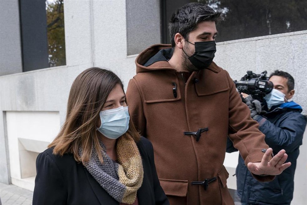 La alcaldesa de Móstoles, Noelia Posse, a su llegada al Juzgado de Instrucción número 1 de Móstoles para declarar como investigada, a 18 de noviembre de 2021, en Móstoles, Madrid, (España). La querella por la que es sentada en el banquillo de los acusad