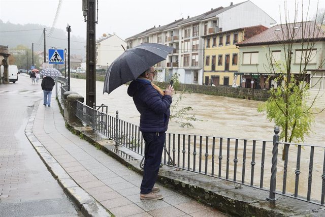 Un hombre observa las inundaciones debido a las fuertes lluvias del lunes. Archivo