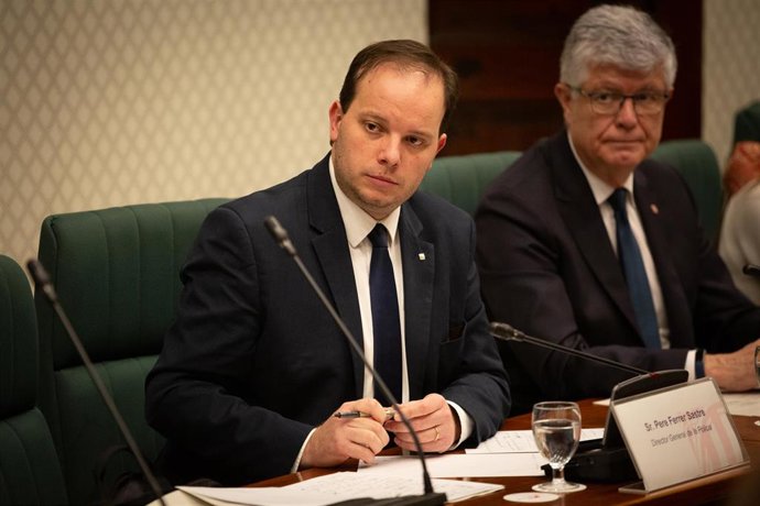 Archivo - El director de Mossos d'esquadra, Pere Ferrer (izq), momentos antes de empezar la reunión de la Comisión de Interior del Govern, en el Parlament de Catalunya, en Barcelona (España), a 29 de enero de 2020.