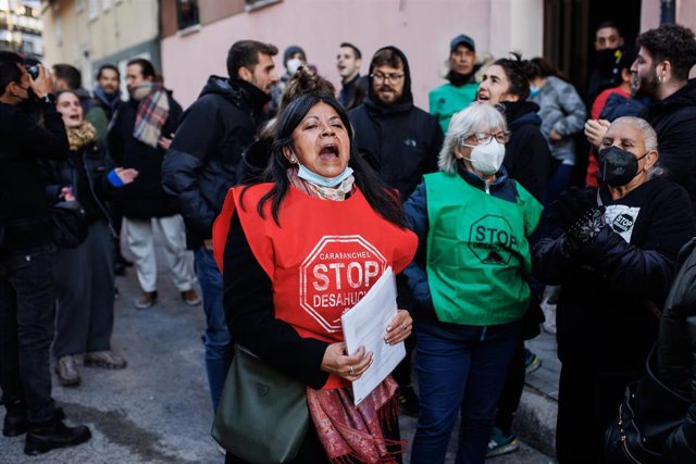 Varios activistas de la plataforma 'Stop desahucios'.