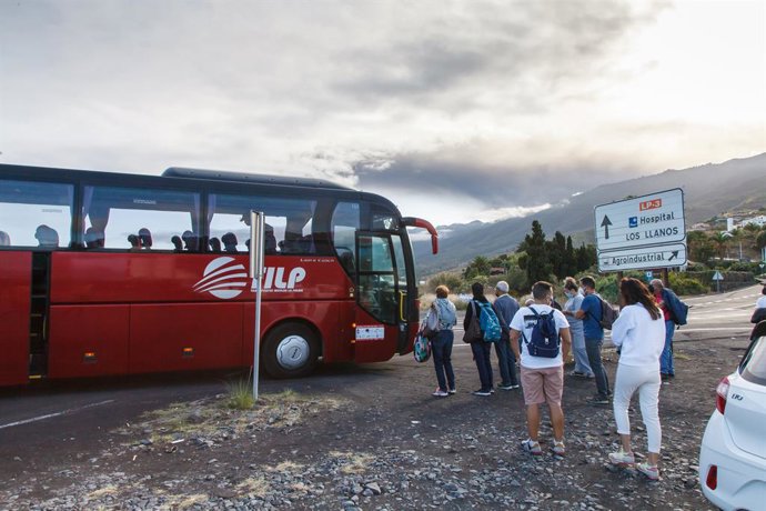 Archivo - Varias personas hacen cola para subir a un autobús para turistas que se dirige a la iglesia de Tajuya, a 29 de octubre de 2021, en La Palma, Canarias (España). El Cabildo de La Palma y la dirección del Pevolca han puesto en marcha este puente 