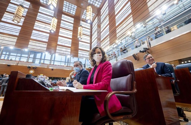 La presidenta de la Comunidad, Isabel Díaz Ayuso, en un pleno de la Asamblea de Madrid, a 2 de diciembre de 2021, en Madrid (España). Durante el pleno, se han debatido las enmiendas a la totalidad registradas por los grupos parlamentarios de izquierdas, M