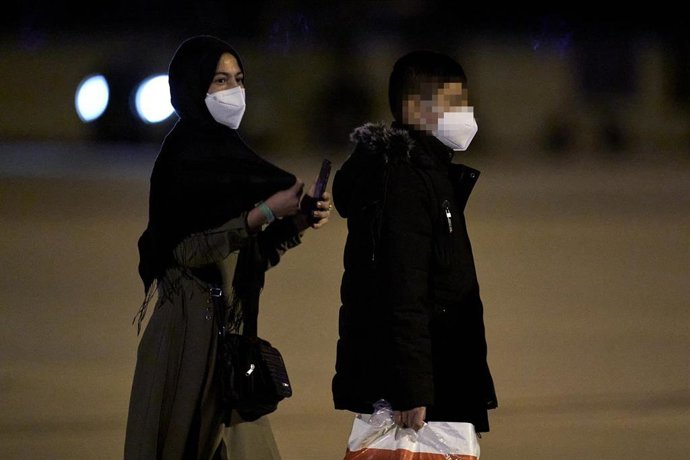 Archivo - Ciudadanos afganos tras ser evacuados de Afganistán.