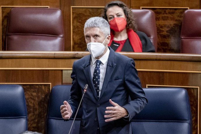 El ministro del Interior, Fernando Grande-Marlaska, interviene en una sesión plenaria, en el Congreso de los Diputados, a 2 de diciembre de 2021, en Madrid  (España). El Pleno del Congreso vota este jueves tres decretos leyes que incluyen el nuevo impue