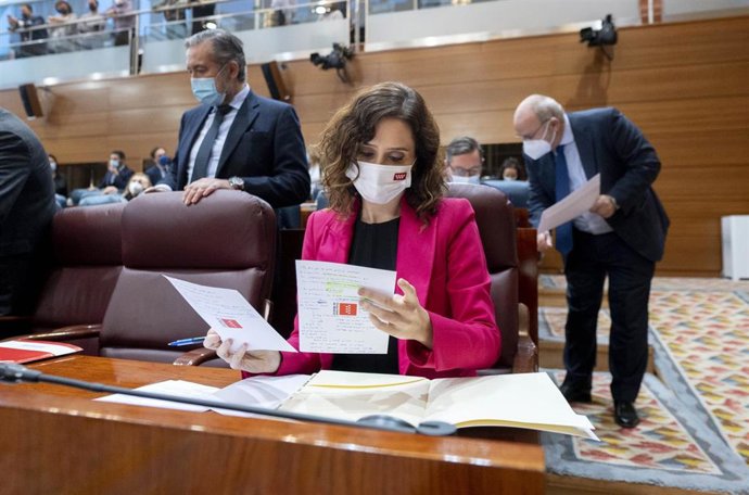 La presidenta de la Comunidad, Isabel Díaz Ayuso, en un pleno de la Asamblea de Madrid, a 2 de diciembre de 2021, en Madrid (España). Para este pleno está previsto el debate de las enmiendas a los Presupuestos regionales presentadas por Más Madrid, PSOE