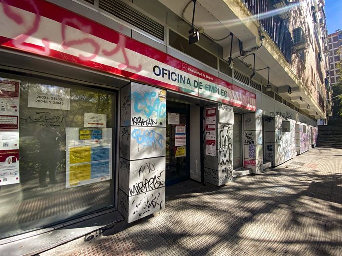 Oficina de Empleo ubicada en la capital, a 3 de noviembre de 2021, en Madrid, (España). El número de parados registrados en las oficinas de los servicios públicos de empleo (antiguo Inem) ha bajado en 734 desempleados en el mes de octubre (-0,02%). Eso 