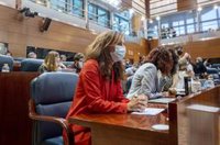 García (Más Madrid) tacha al Gobierno de la Comunidad de "sectarios" e "ineptos" y Ayuso la acusa de hacer "la nada"