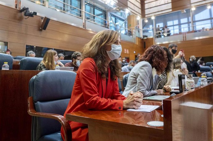 La portavoz de Más Madrid, Mónica García, en un pleno de la Asamblea de Madrid, a 2 de diciembre de 2021, en Madrid (España). Para este pleno está previsto el debate de las enmiendas a los Presupuestos regionales presentadas por Más Madrid, PSOE y Unida