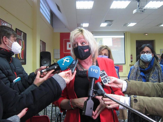 La secretaria general de CCOO Extremadura, Encarna Chacón, atiende a los medios