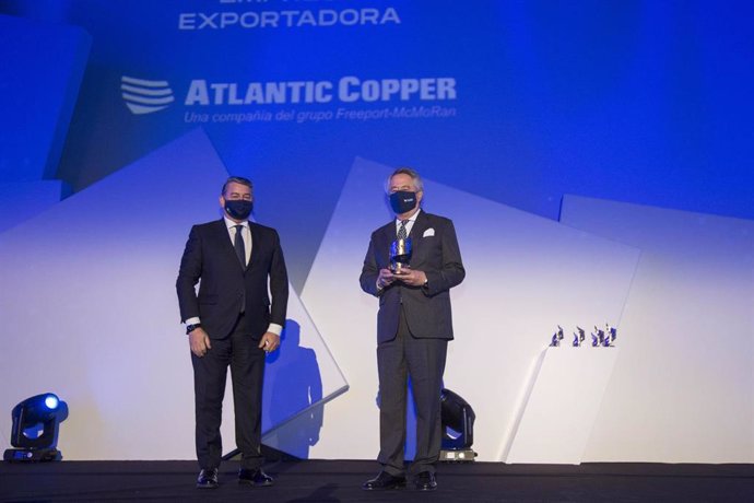 El consejero delegado de Atlantic Copper, Javier Targhetta, junto a Antonio Sanz.