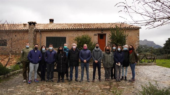 El conseller de Medio Ambiente y Territorio, Miquel Mir, y el conseller de Educación y Formación Profesional, Martí March, en una visita a la finca pública de Binifladó.