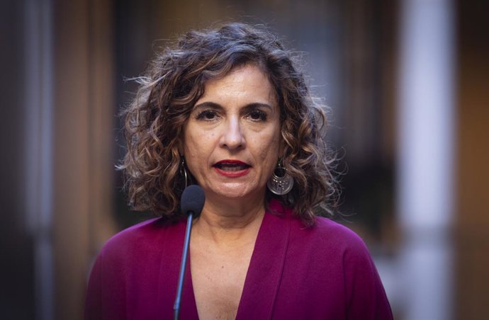 La ministra de Hacienda y Función Pública, María Jesús Montero, atiende a los medios de comunicación, momentos antes de la celebración del 90 aniversario de la cesión del Real Alcázar a la ciudad de Sevilla. A 01 de diciembre de 202, en Sevilla (Andalu