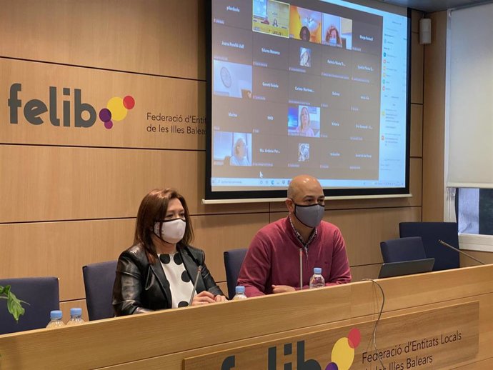 La consellera de Presidencia, Mercedes Garrido, y el presidente de la Felib, Toni Salas.