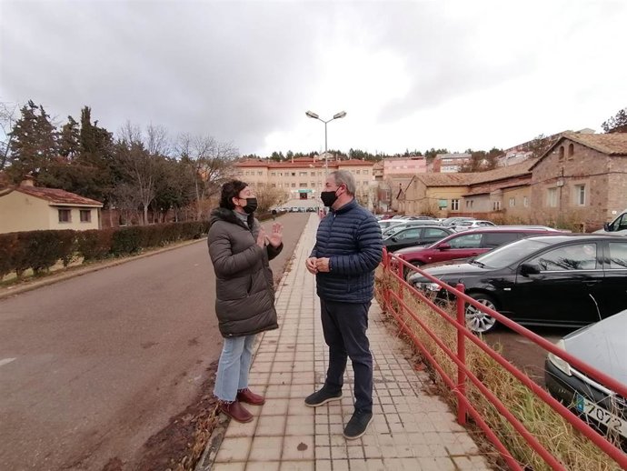 La portavoz de Sanidad del Grupo Popular en las Cortes de Aragón, Ana Marín, y el diputado Jesús Fuertes frente al el Hospital San José de Teruel