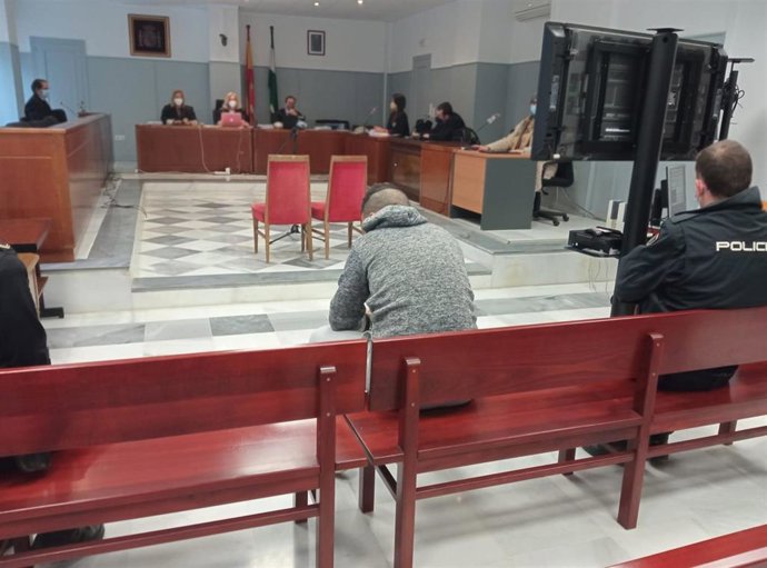 El acusado de agredir sexualmente e intentar matar a una agente de la Guardia Civil antes del inicio del juicio.