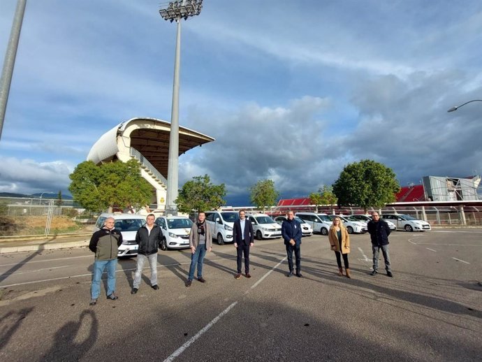 El alcalde de Palma, José Hila, y el regidor de Movilidad Sostenible, Francesc Dalmau, junto a representantes de patronales del sector del taxi.