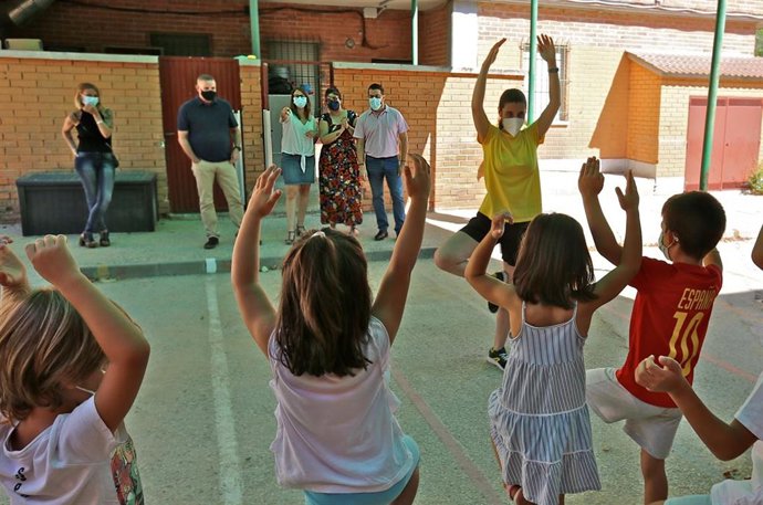 Archivo - Niños jugando en el programa del Ayuntamiento