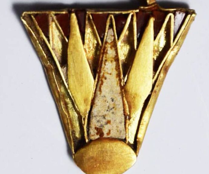 Joyas de loto egipcias con incrustaciones de piedras (1350 a. C.). Las comparaciones con otros hallazgos de Egipto muestran que la mayoría de los objetos son de la época de Nefertiti y su esposo Echnaton alrededor de 1350 aC. Nefertiti usó joyas similar