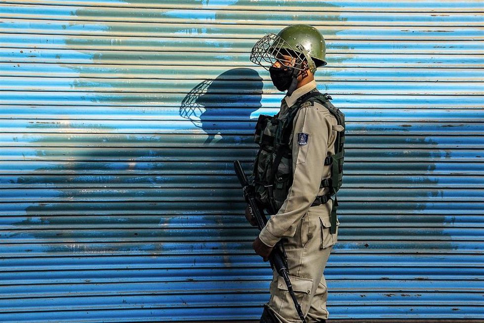 Archivo - Un paramilitar de India en la región de Cachemira